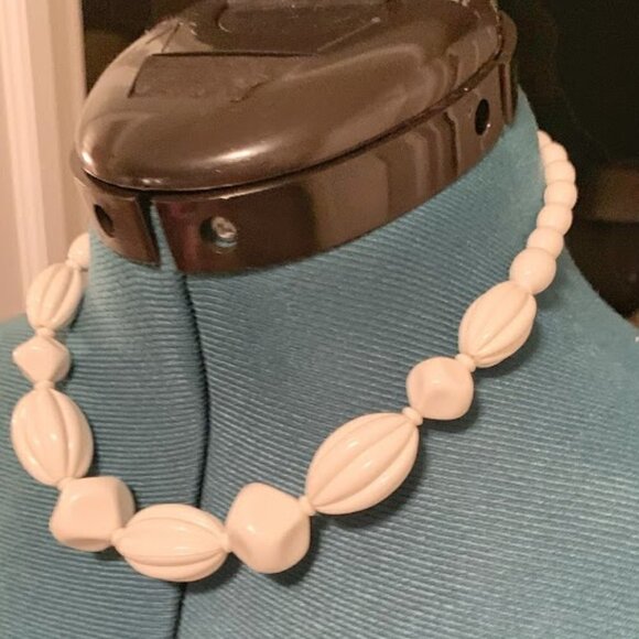 Vintage Style Beaded Choker Off White Necklace - Picture 2 of 8